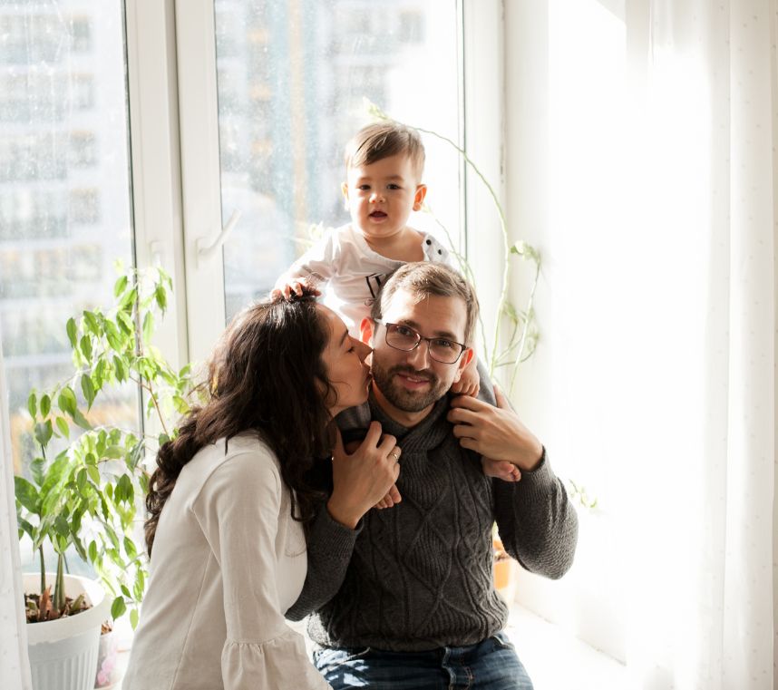 Família feliz com chaves da casa própria - GM Corretores Minha Casa Minha Vida
